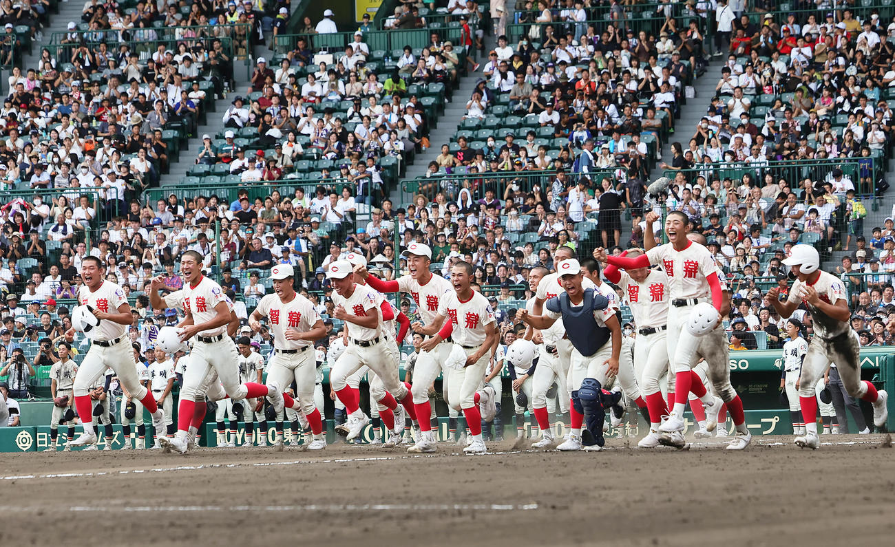 智弁学園対英明　サヨナラ勝ちしスタンドへと駆け出す智弁学園（撮影・足立雅史）