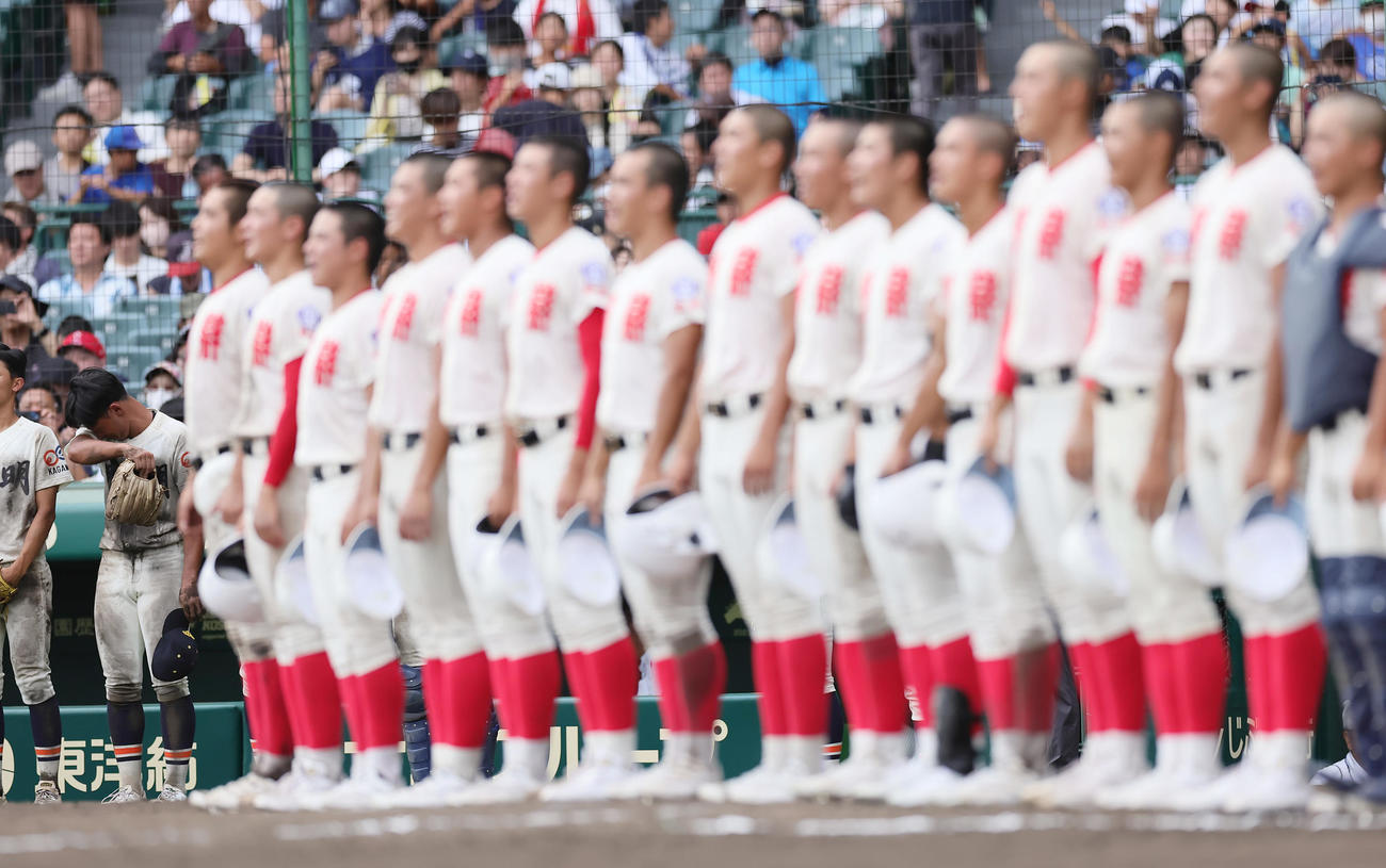 智弁学園対英明　タイブレークで敗れ涙する英明・寿賀（左端）（撮影・足立雅史）