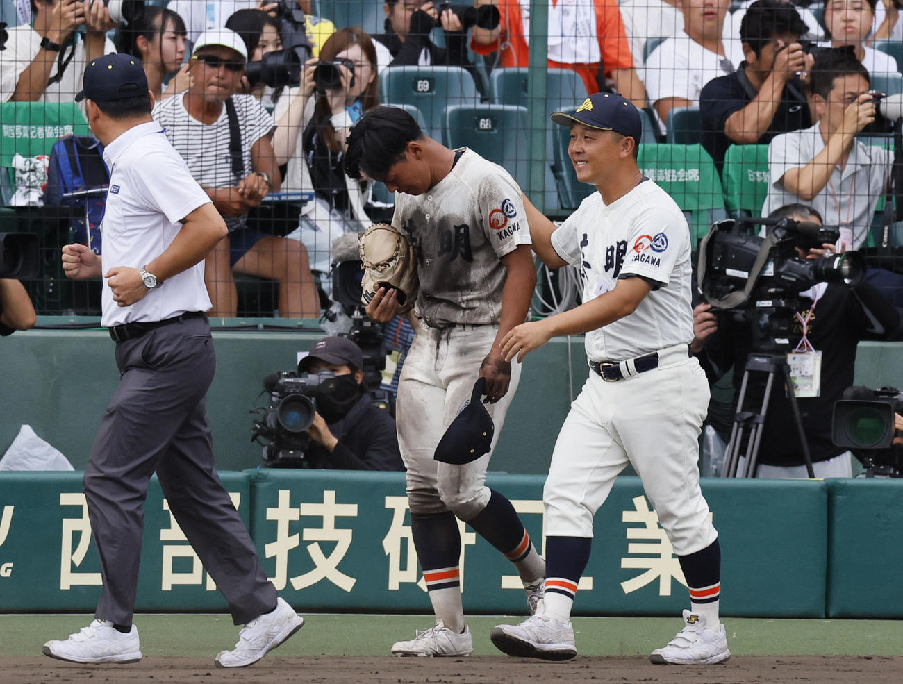 英明対智弁学園　智弁学園にサヨナラ負けし、肩を落とす英明寿賀（中央）。右は香川監督（撮影・藤尾明華）