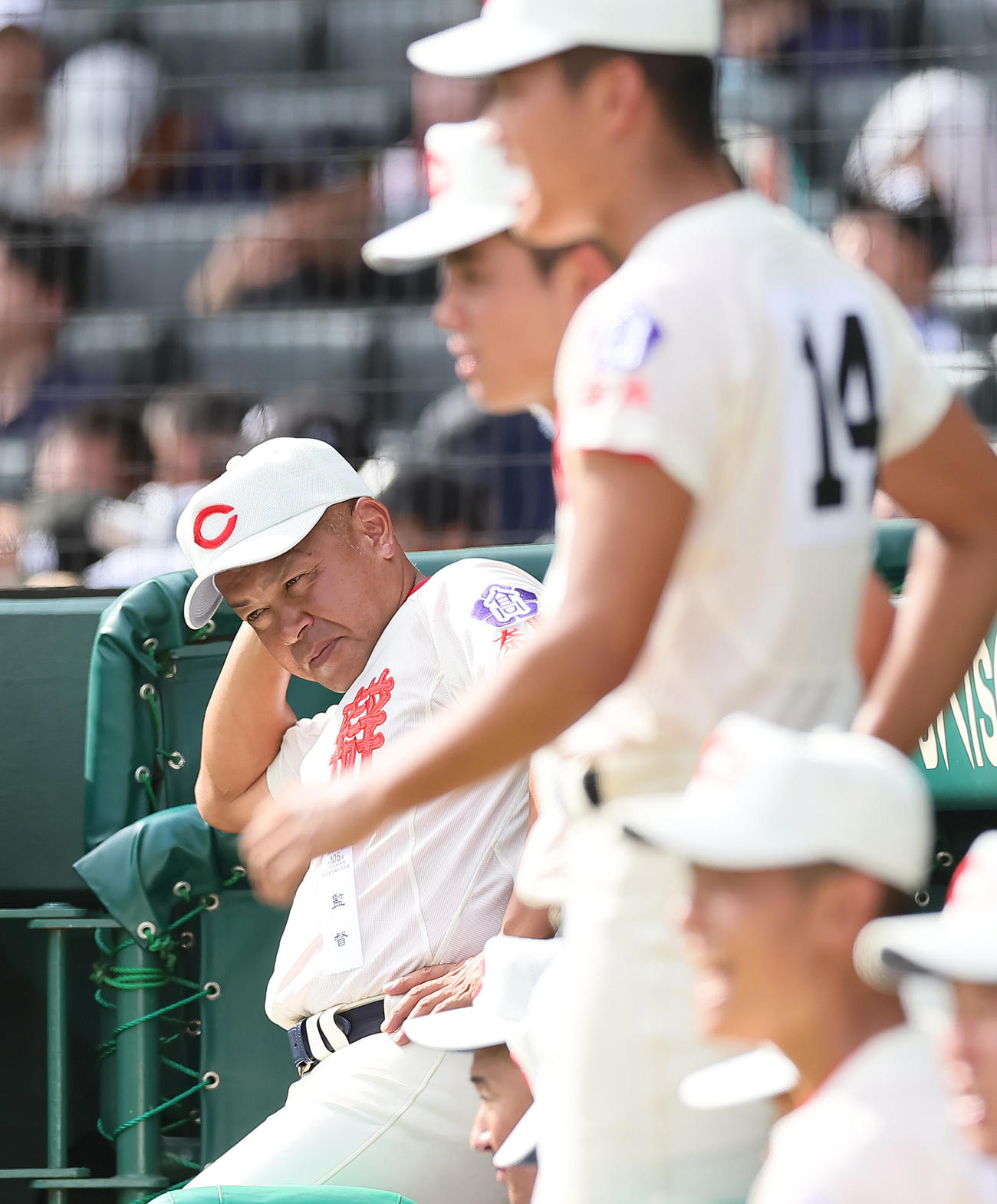 英明対智弁学園　ベンチで厳しい表情を見せる智弁学園・小坂監督（撮影・足立雅史）
