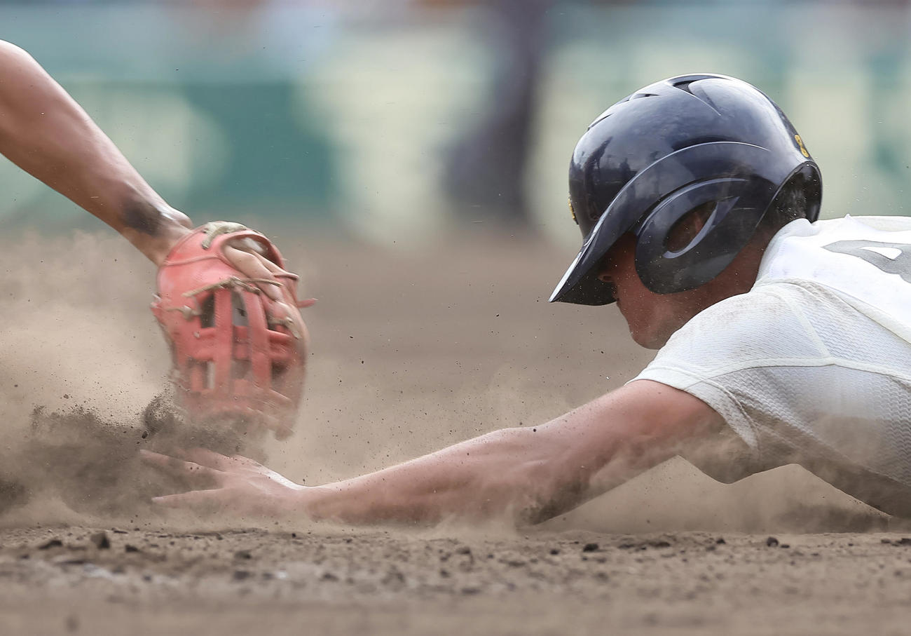 英明対智弁学園　8回表英明2死二塁、大島の内野安打で本塁を狙った二塁走者寿賀（右）は間一髪三塁に帰塁する（撮影・足立雅史）