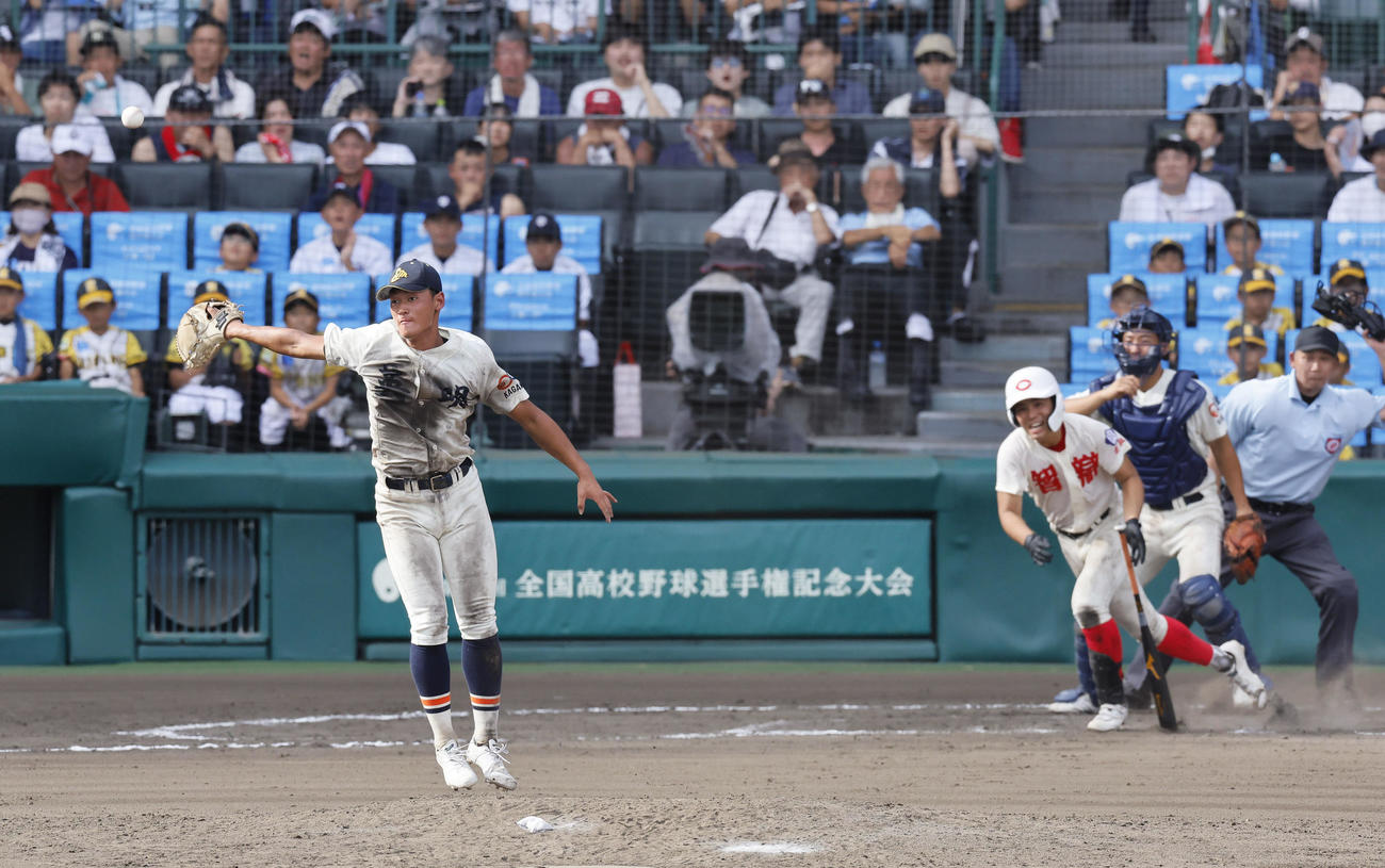 智弁学園対英明　7回裏智弁学園2死満塁、高良を二ゴロに打ち取る寿賀（左）（撮影・藤尾明華）