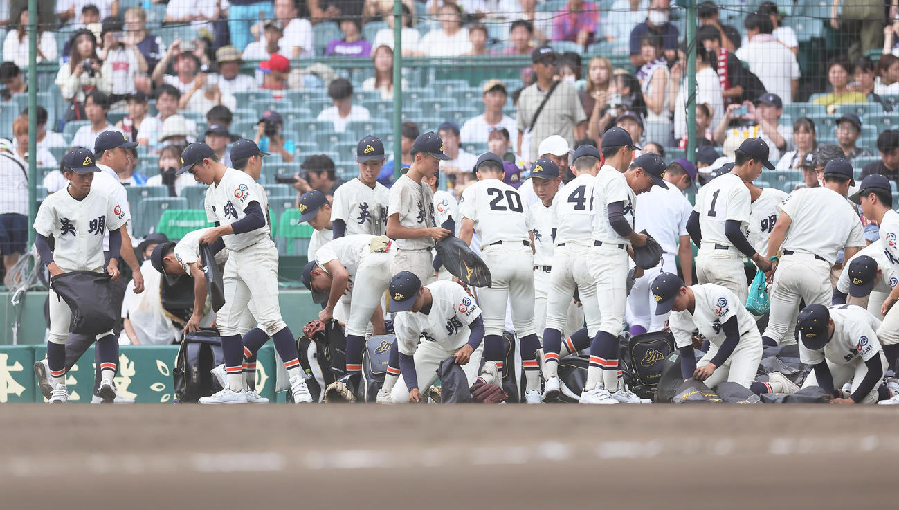 智弁学園対英明　サヨナラで敗れ甲子園の土を集める英明ナイン（撮影・足立雅史）