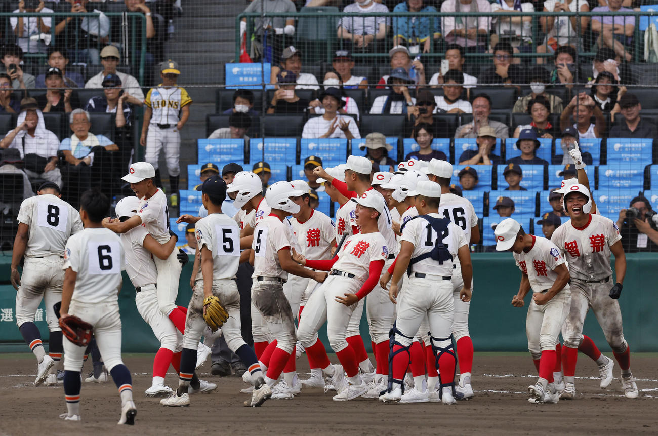 智弁学園対英明　タイブレークの10回裏智弁学園1死二、三塁、谷口志琉のスクイズでサヨナラ勝ちし、喜ぶ智弁学園ナイン（撮影・藤尾明華）