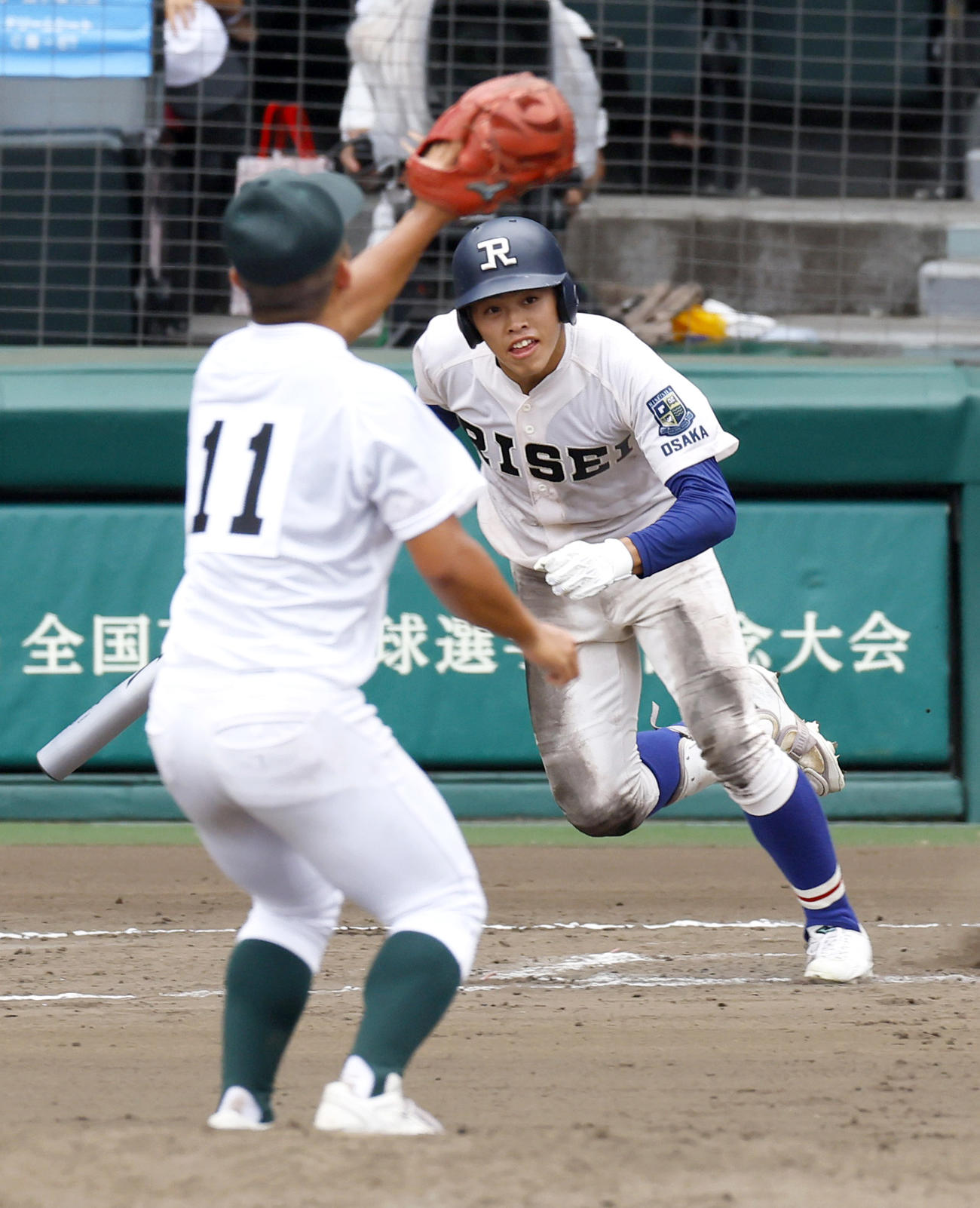 履正社対鳥取商　8回表履正社2死、西は投手荒川から遊内野安打を放つ（撮影・上山淳一）