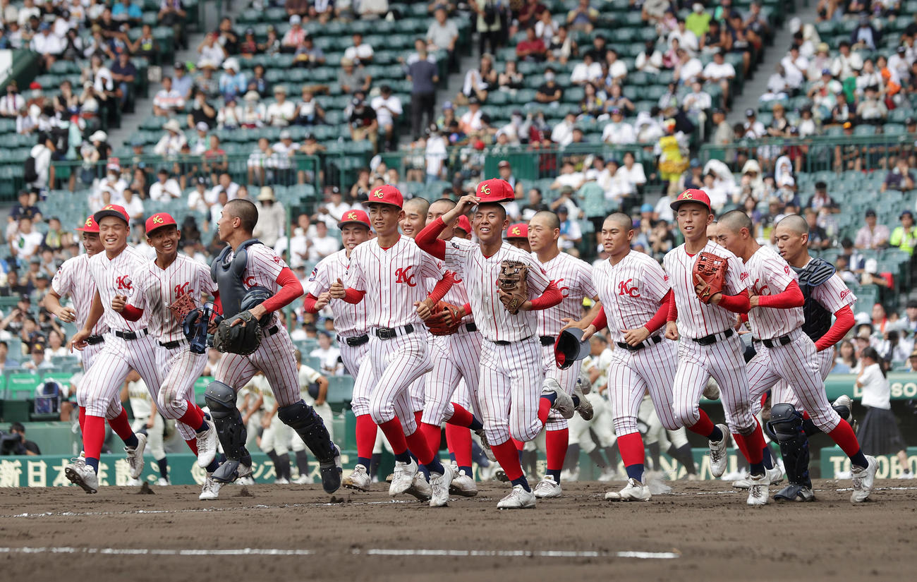 川之江対高知中央　川之江に勝利し、笑顔で駆けだす高知中央ナイン（撮影・前田充）