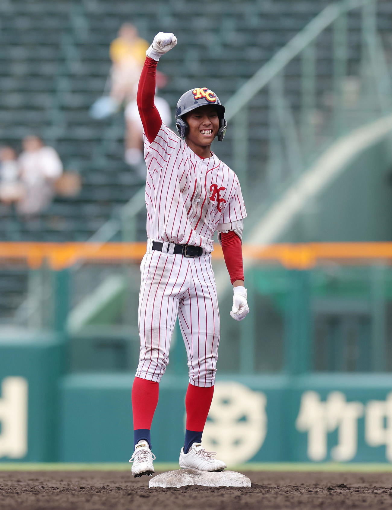 川之江対高知中央　3回裏高知中央2死一塁、左越え適時二塁打を放ちガッツポーズする鳴川（撮影・前田充）