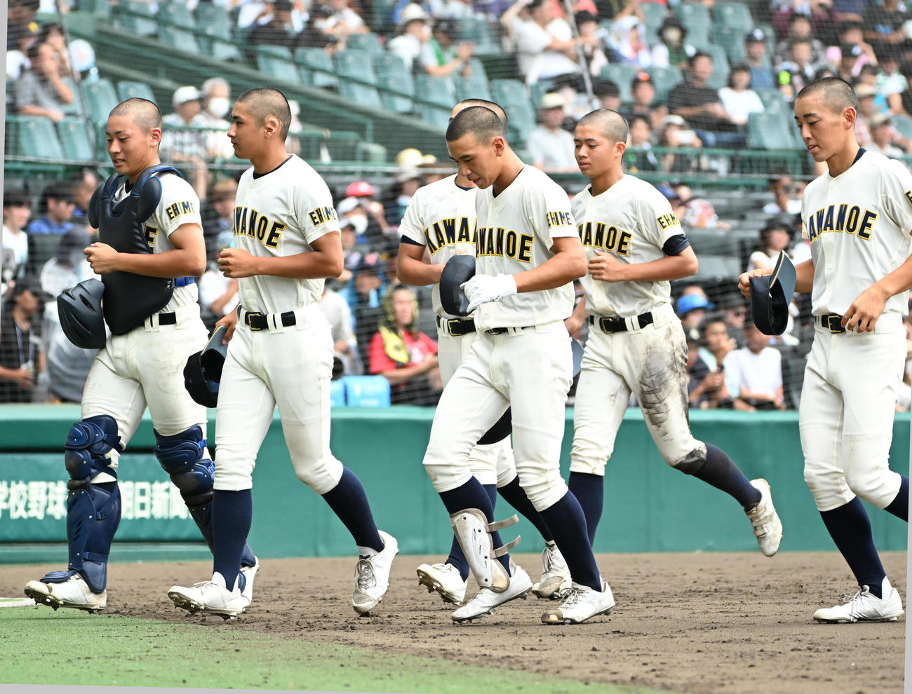 川之江対高知中央　高知中央に負け肩を落とす川之江ナイン（撮影・石井愛子）