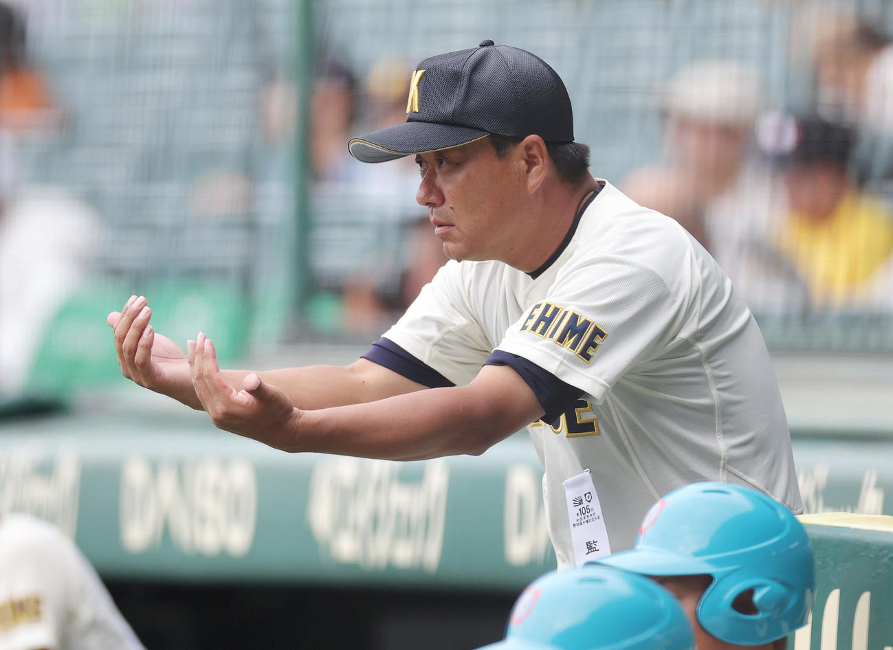 川之江対高知中央　2回裏、選手に指示を出す川之江・菅監督（撮影・前田充）