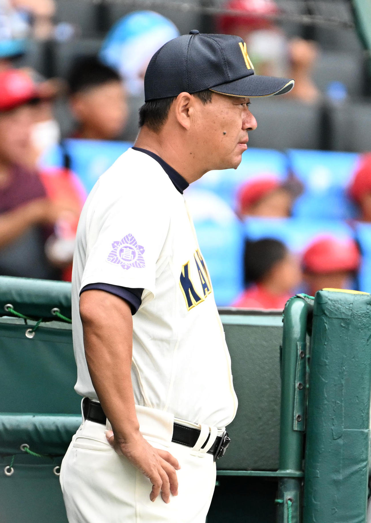 川之江対高知中央　試合を見つめる川之江・菅哲也監督（撮影・石井愛子）