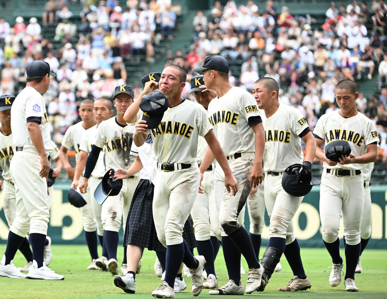 川之江対高知中央　高知中央に負け肩を落とす川之江ナイン（撮影・石井愛子）