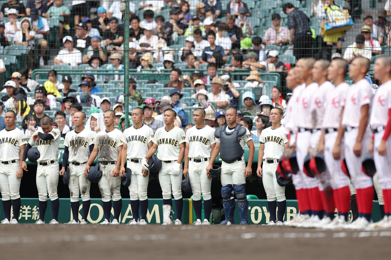 川之江対高知中央　高知中央に敗れ、悔しそうに整列する川之江ナイン（撮影・前田充）