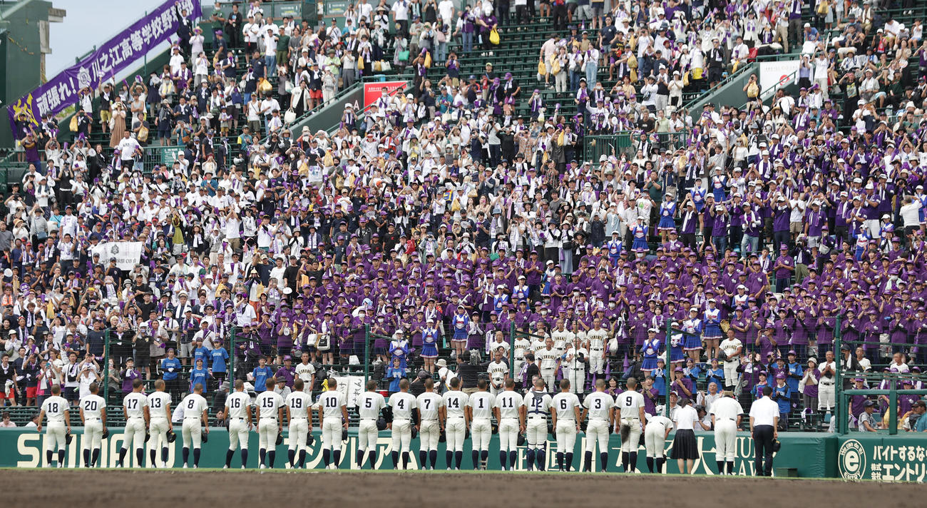 川之江対高知中央　高知中央に敗れ、アルプススタンドの応援団にあいさつする川之江ナイン（撮影・前田充）