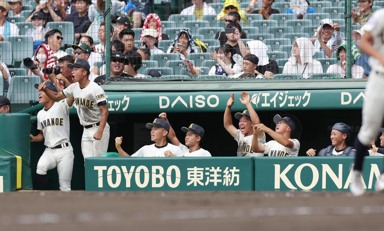 川之江対高知中央　7回表川之江1死満塁、平石が2点適時打を放ち、ベンチで盛り上がる川之江ナイン（撮影・前田充）