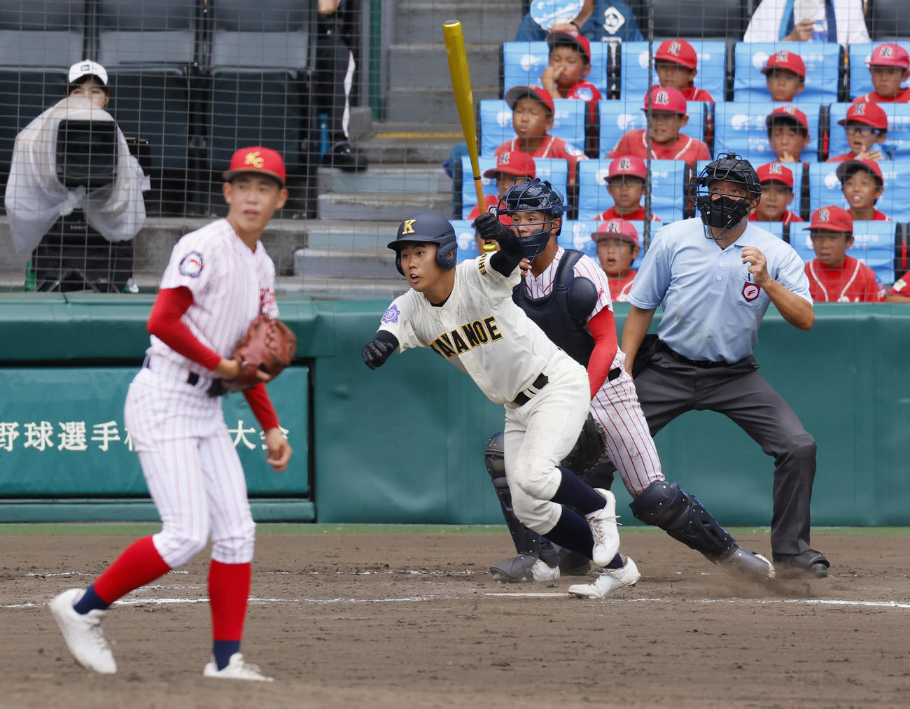 川之江対高知中央　9回表川之江無死、奥村は右前打を放つ。投手藤田（撮影・上山淳一）