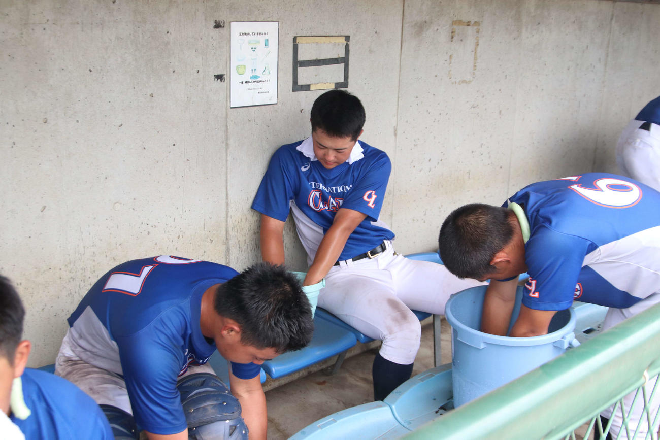 クーリングタイムを想定し、手など体を冷やすクラークの選手たち（撮影・山崎純一）