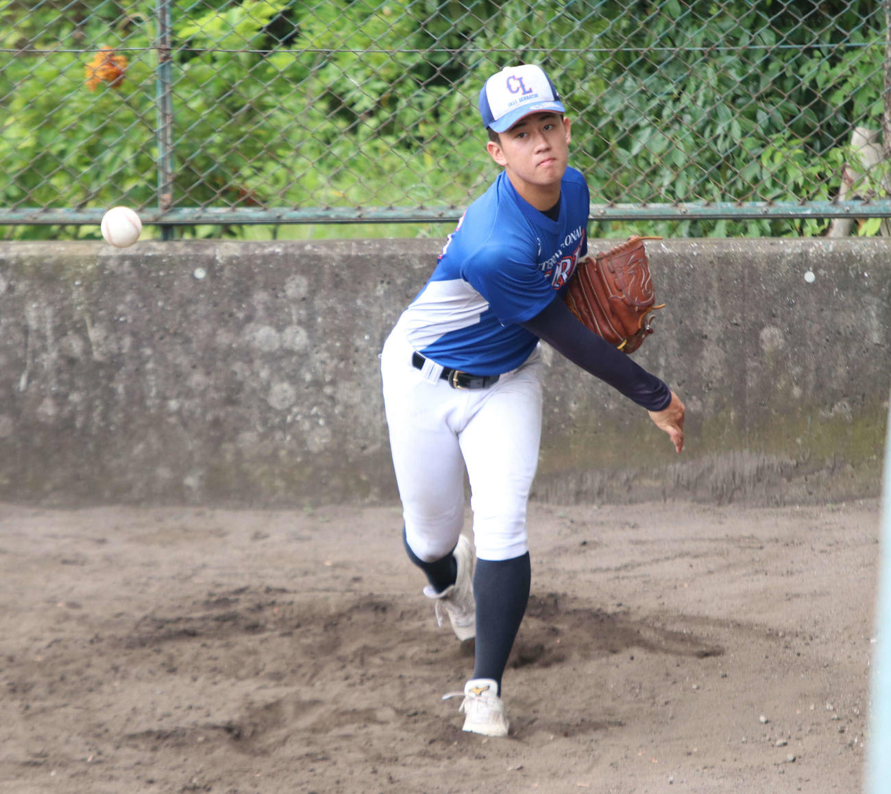 投球練習するクラーク・新岡主将（撮影・山崎純一）