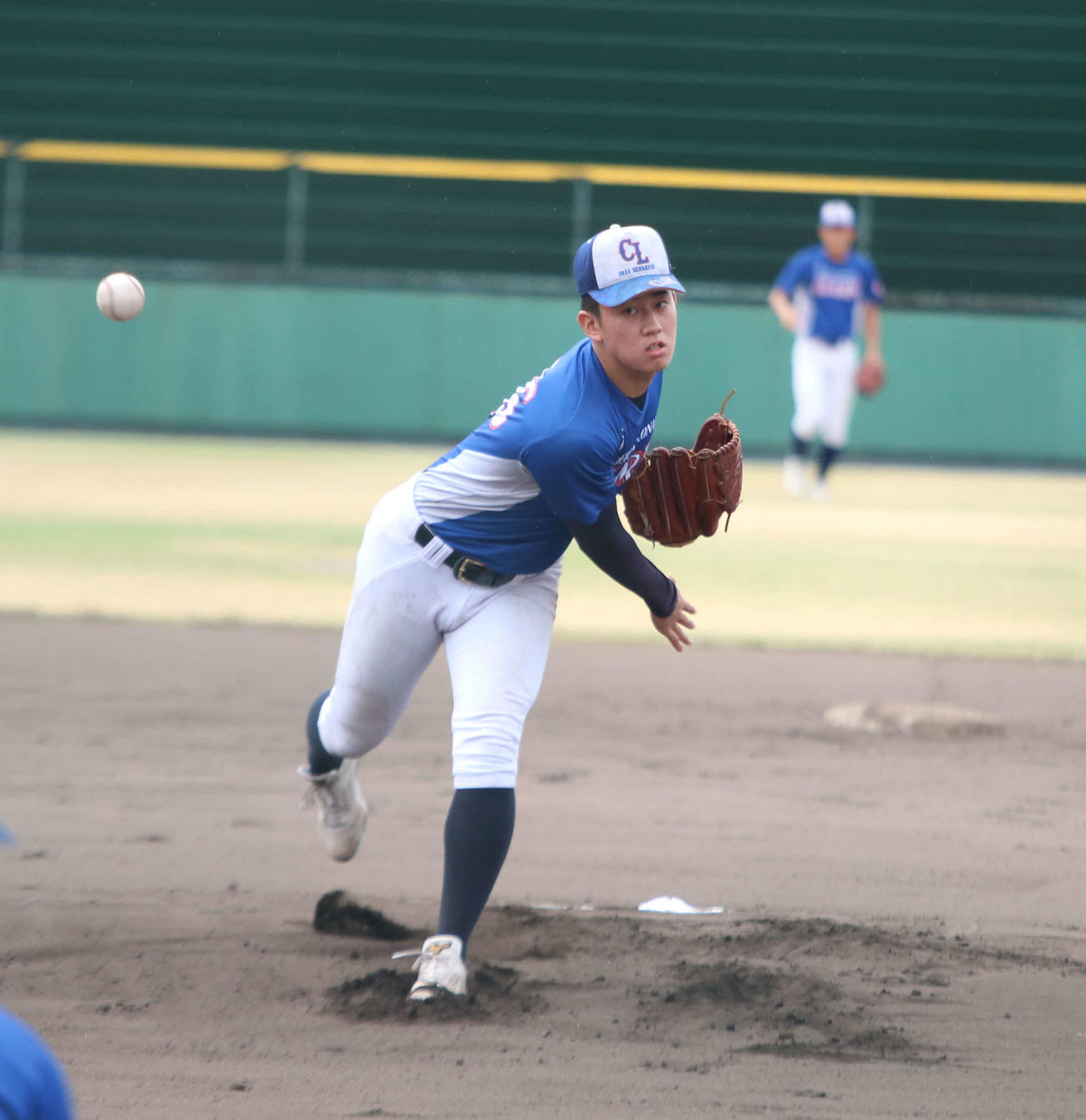 紅白戦で登板するクラーク・新岡主将（撮影・山崎純一）