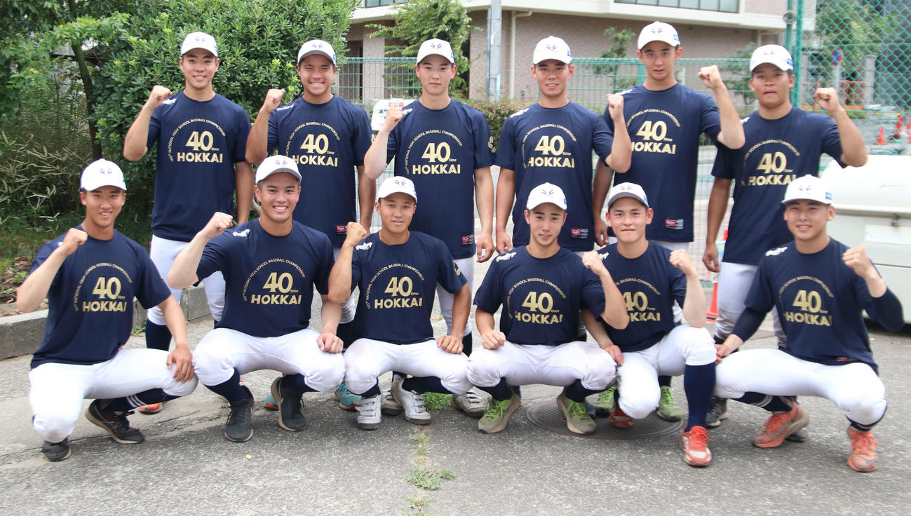 OBの巨人鍵谷から贈られたTシャツを着用し、笑顔をみせる北海の3年生（撮影・山崎純一）