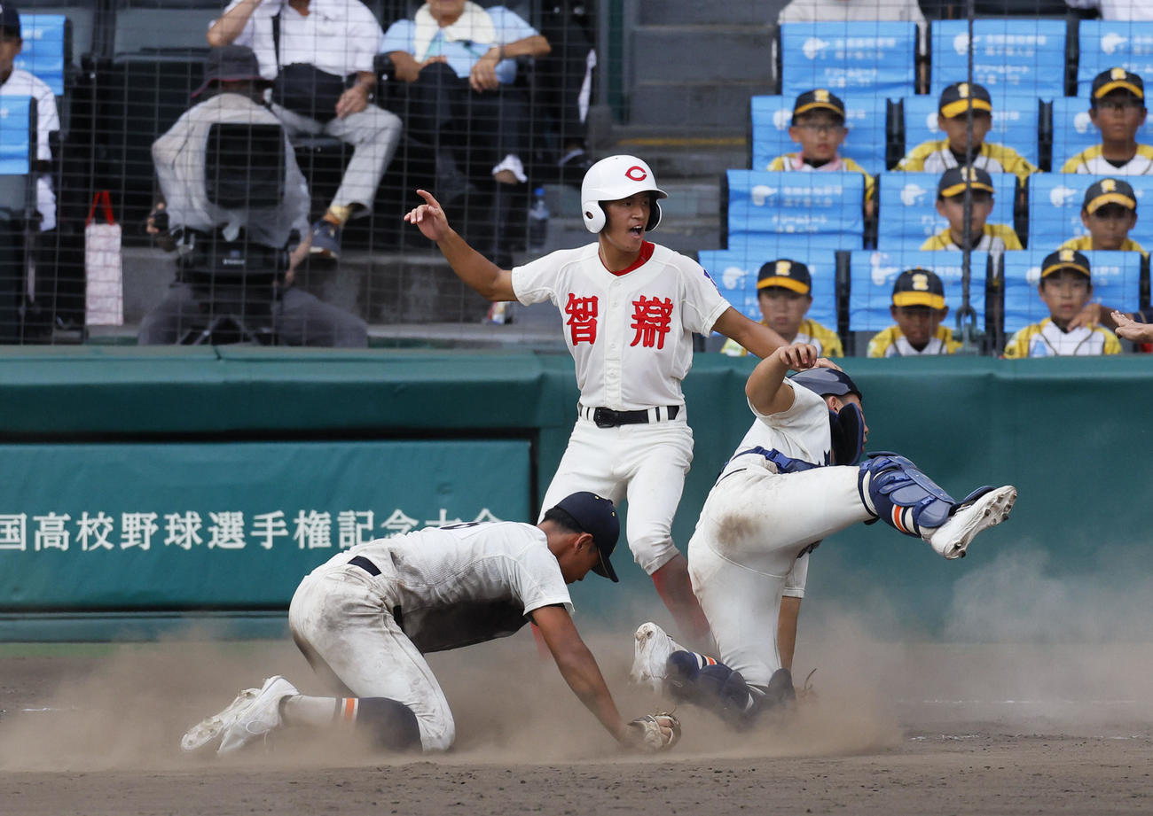 智弁学園対英明　タイブレークの10回裏智弁学園1死二、三塁、谷口のスクイズで山家（中央）が生還する。左は英明寿賀（撮影・藤尾明華）