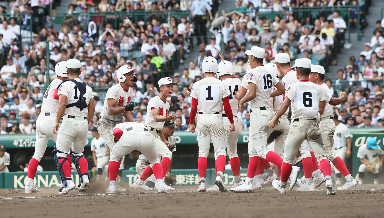 智弁学園対英明　タイブレークの10回裏智弁学園1死二、三塁、谷口のサヨナラスクイズで勝利し歓喜する選手たち（撮影・足立雅史）