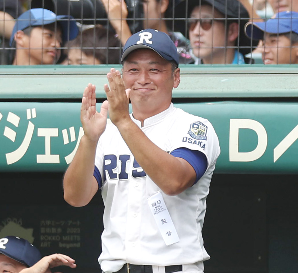 履正社対鳥取商　7回表履正社1死一、二塁、西田の適時二塁打に笑顔で拍手する多田監督（撮影・前田充）