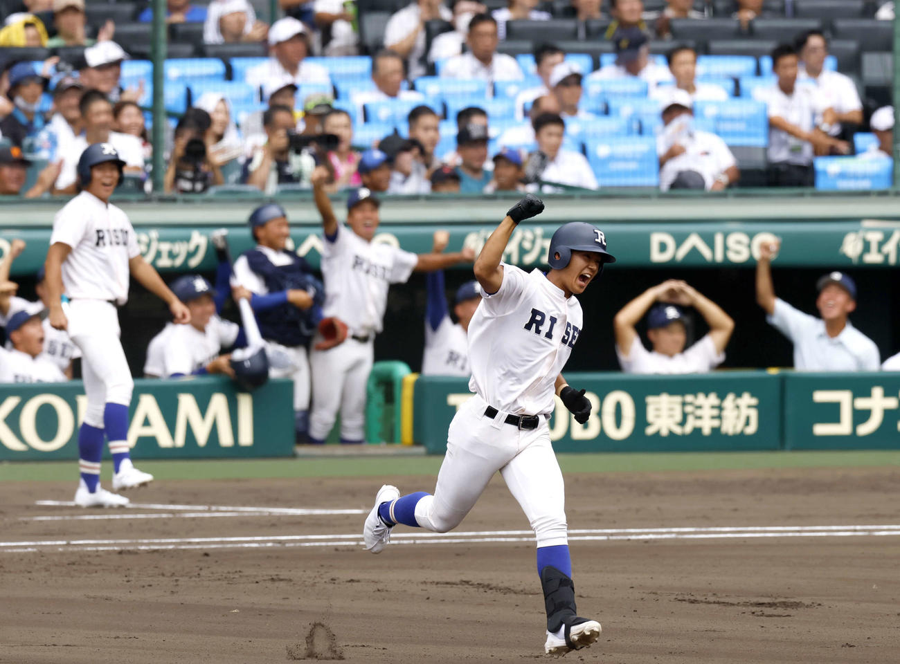 履正社対鳥取商　1回表履正社1死一、二塁、森田は先制の左越え3点本塁打を放ちガッツポーズ（撮影・上山淳一）