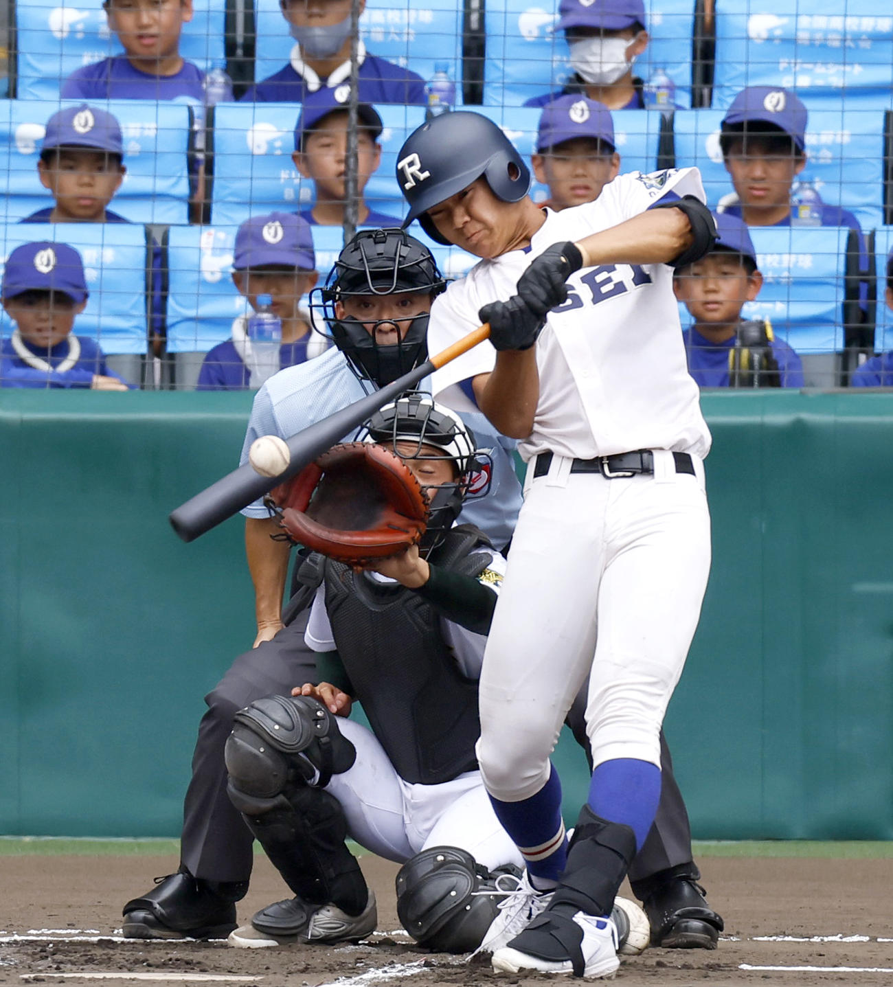 履正社対鳥取商　1回表履正社1死一、二塁、森田は先制の左越え3点本塁打を放つ（撮影・上山淳一）