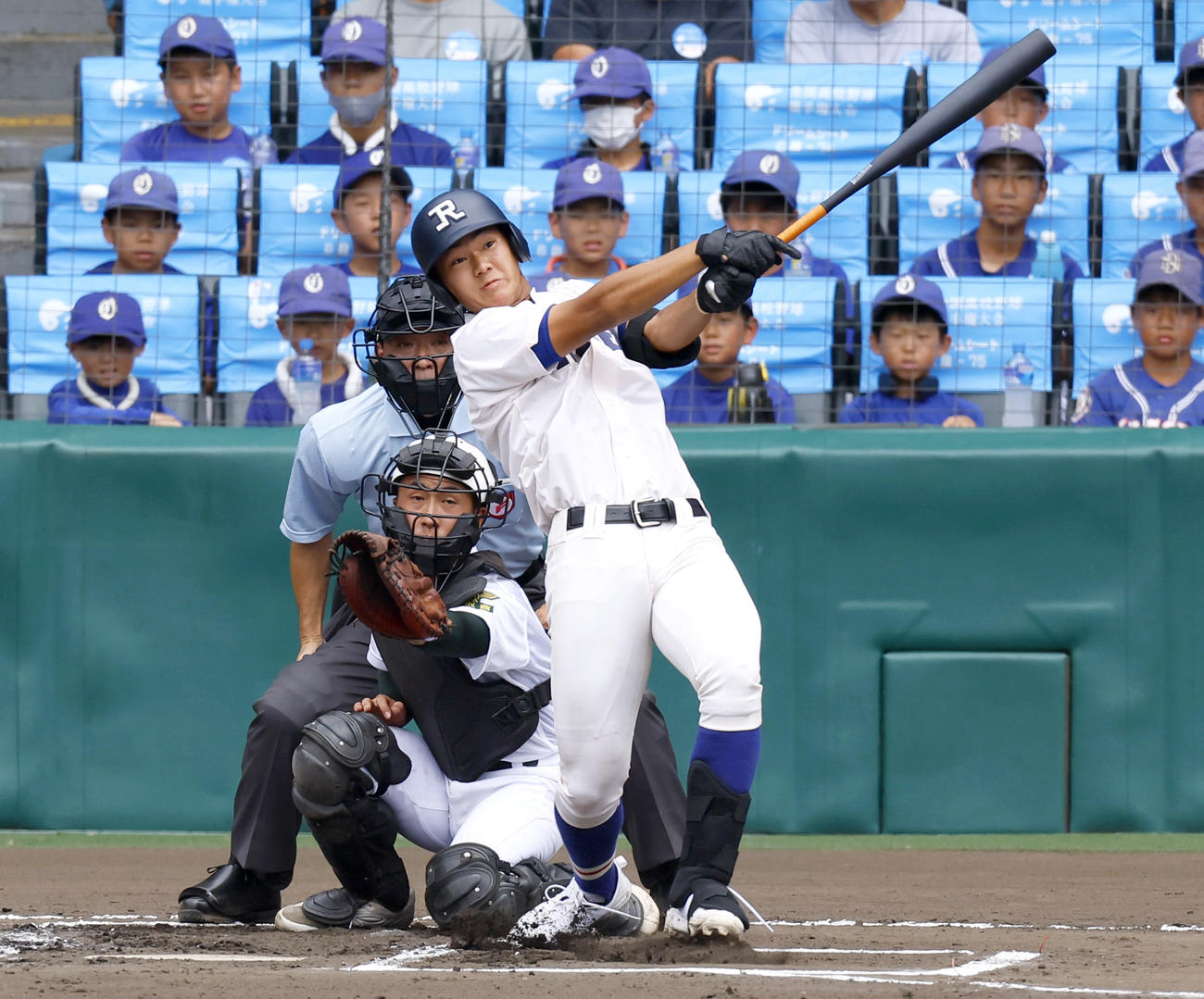 履正社対鳥取商　1回表履正社1死一、二塁、森田は先制の左越え3点本塁打を放つ（撮影・上山淳一）