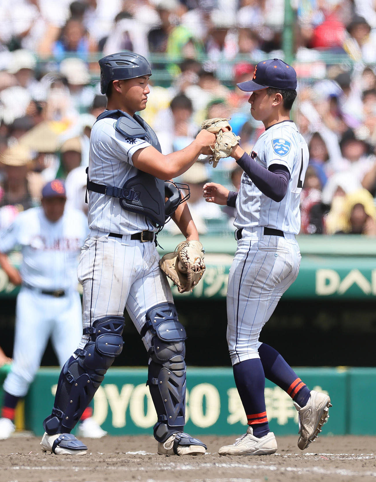 クラーク対前橋商　9回1失点完投勝利のクラーク・新岡（右）は麻原とタッチを交わす（撮影・足立雅史）