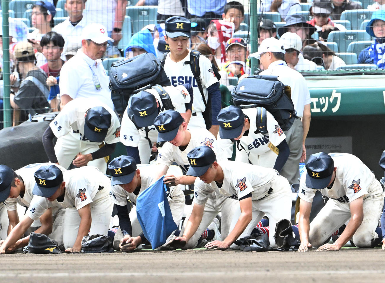 クラーク国際対前橋商　クラークに砂を拾う前橋商ナイン　（撮影・石井愛子）