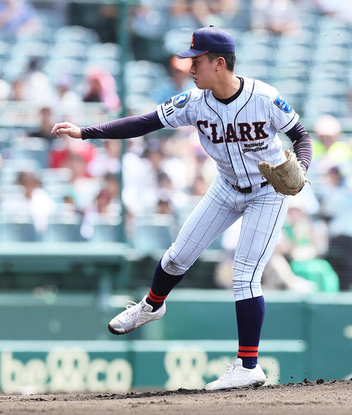 クラーク対前橋商　クラーク先発の新岡（撮影・足立雅史）