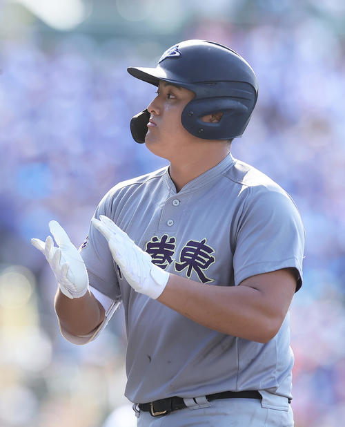 宇部鴻城対花巻東　1回裏花巻東2死、佐々木麟は左前打を放ち手をたたく（撮影・足立雅史）