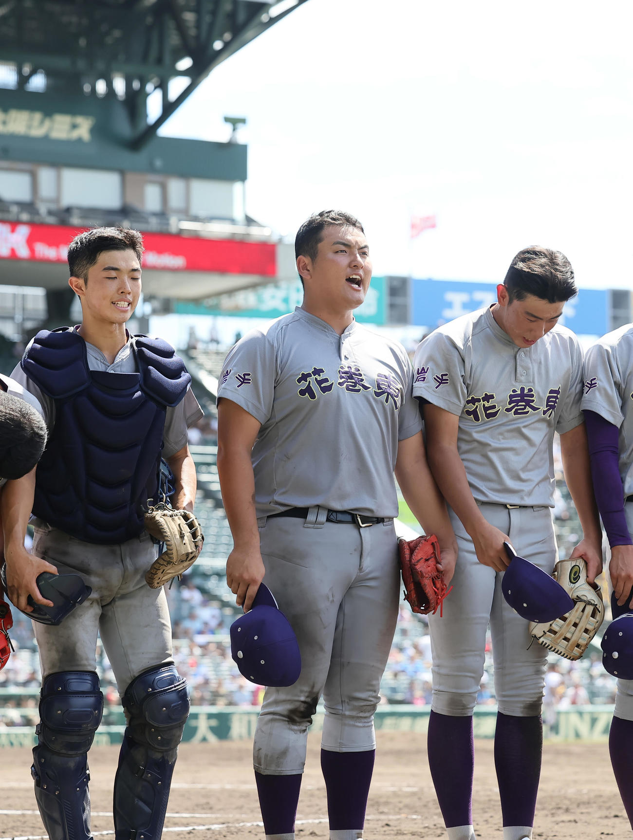 宇部鴻城対花巻東　勝利しスタンドにあいさつする花巻東・佐々木麟（中央）ら（撮影・足立雅史）