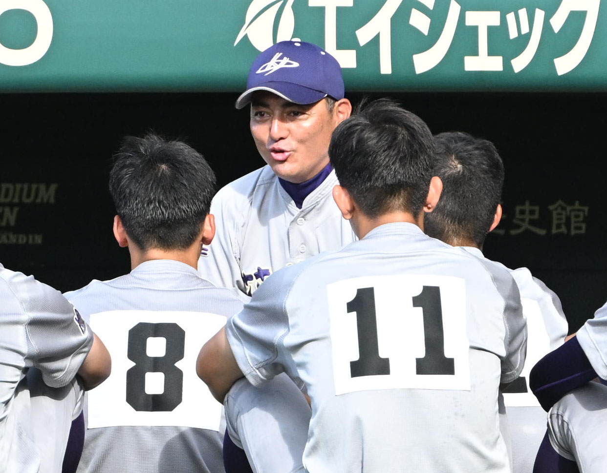 宇部鴻城対花巻東　試合前にナインに声をかける花巻東・佐々木洋監督督（撮影・石井愛子）