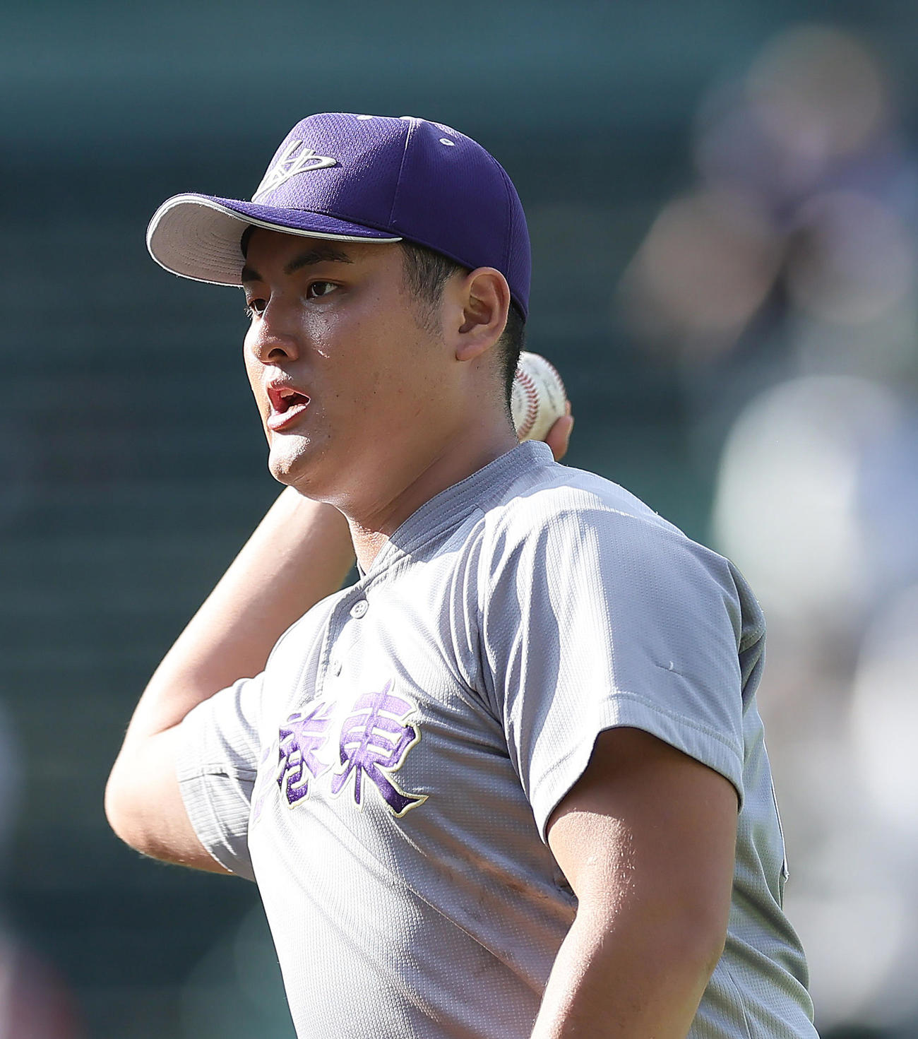 試合前、ノックを受ける花巻東・佐々木麟（撮影・足立雅史）