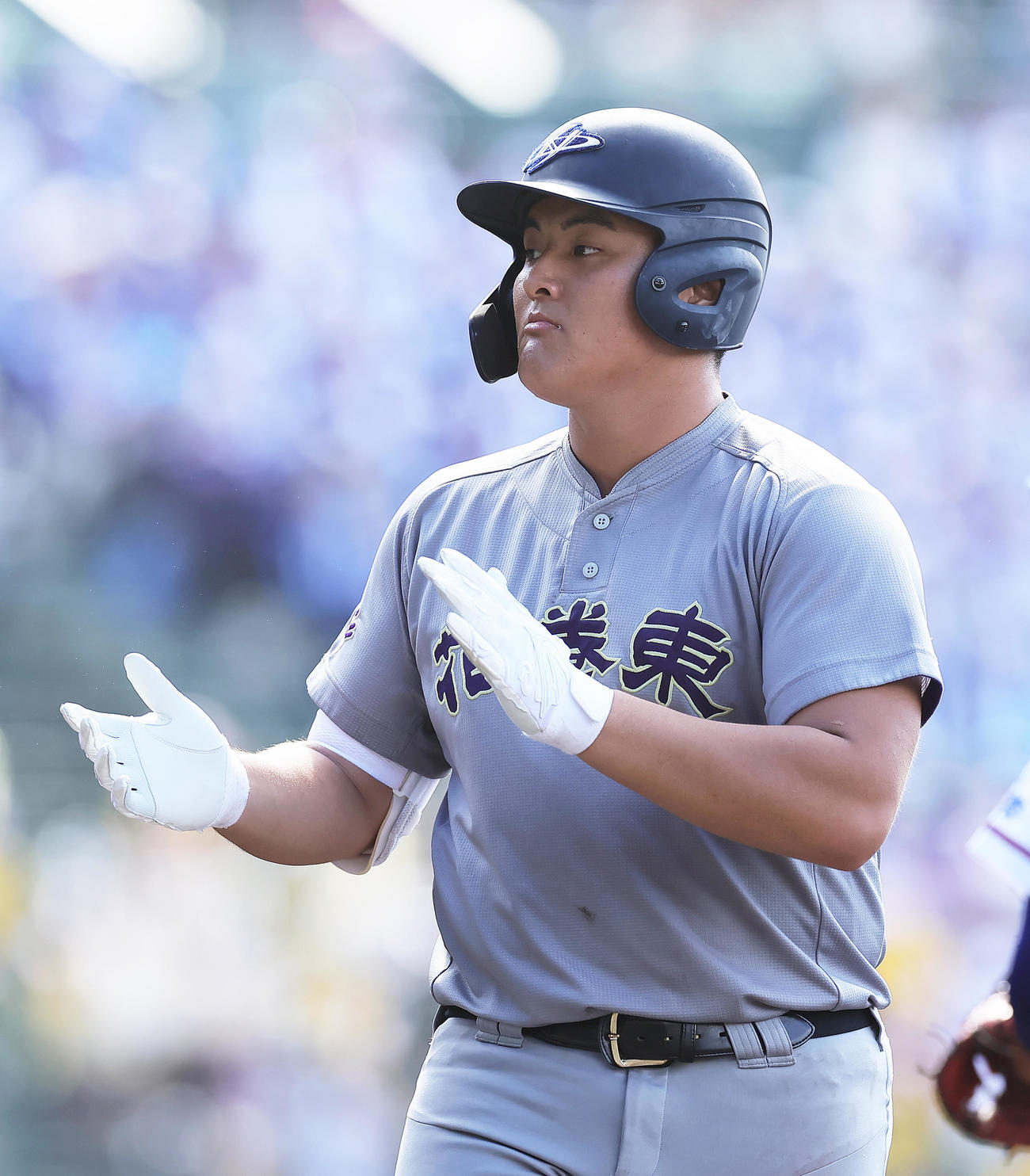 宇部鴻城対花巻東　4回裏花巻東無死二塁、佐々木麟は左前適時打を放ち手をたたく（撮影・足立雅史）