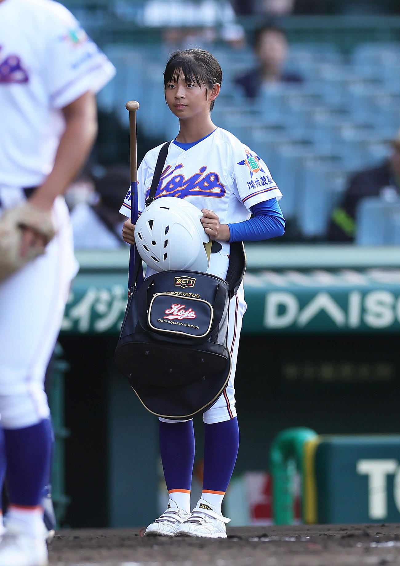 試合前、ノック補助を行った宇部鴻城・岡野マネジャー（撮影・足立雅史）