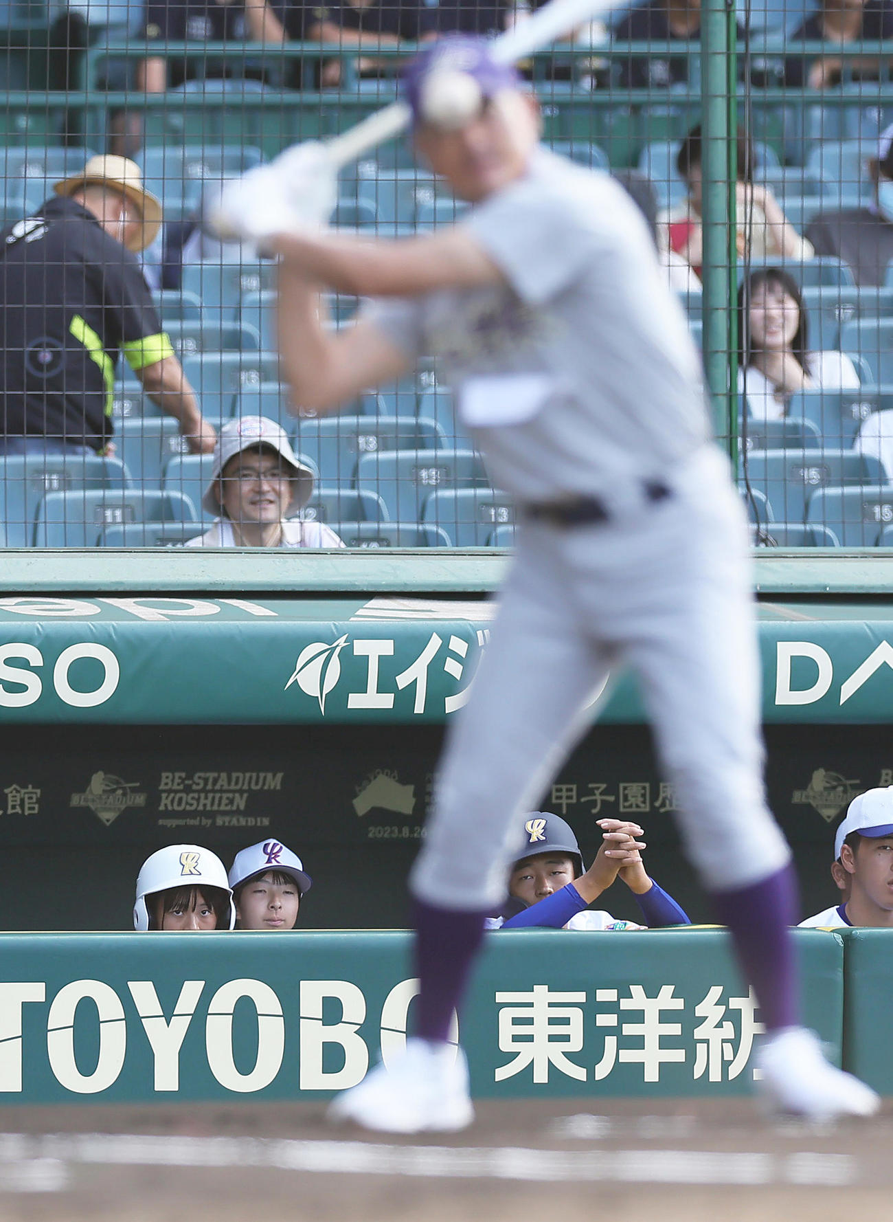 試合前、花巻東のノックを見つめる宇部鴻城・岡野マネジャー（後方左端）（撮影・足立雅史）