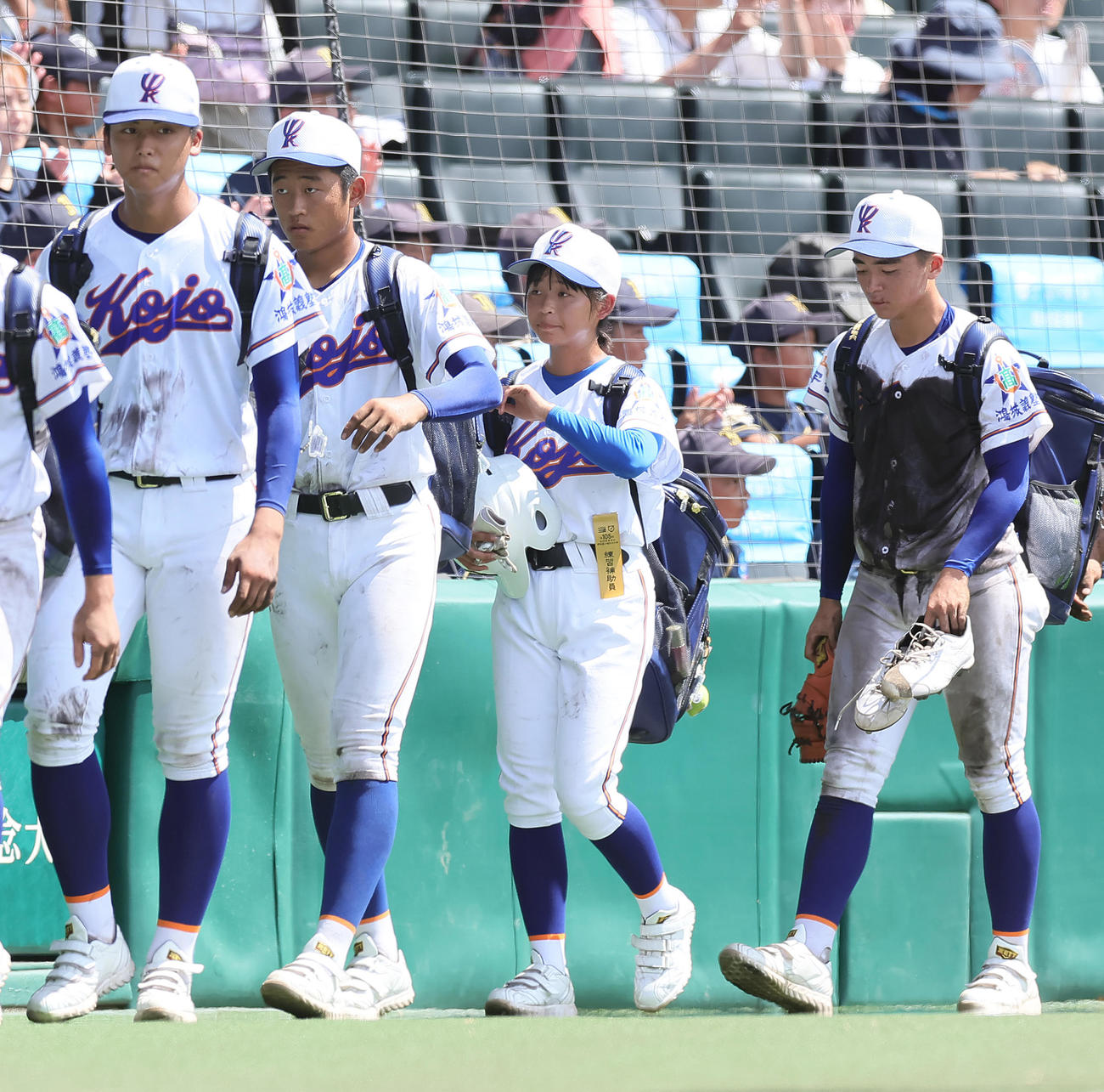 宇部鴻城対花巻東　敗れ甲子園を後にする宇部鴻城補助員の岡野美和マネジャー（中央右）（撮影・足立雅史）