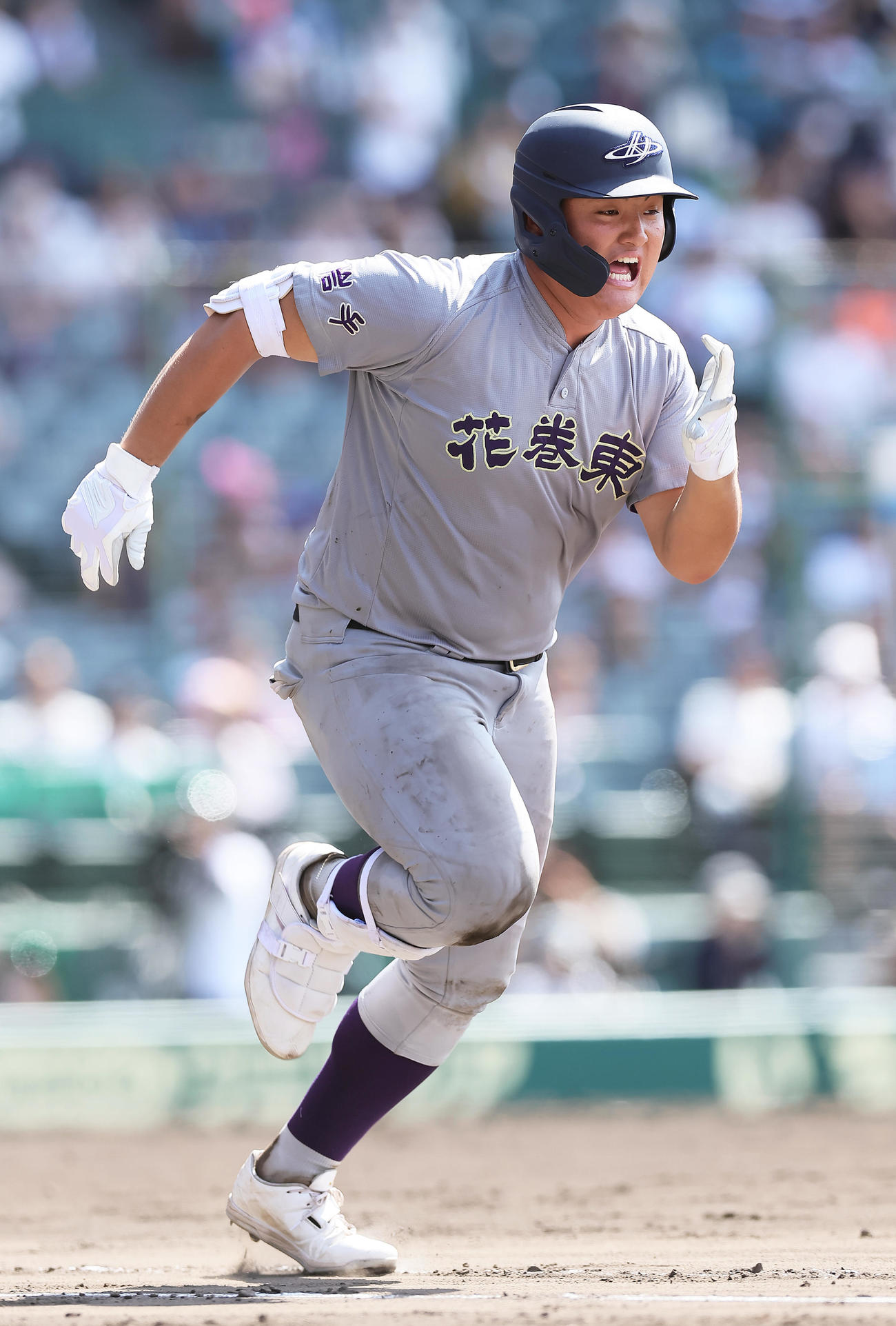 宇部鴻城対花巻東　7回裏花巻東2死一塁、佐々木麟は三塁内野安打を放つ（撮影・足立雅史）