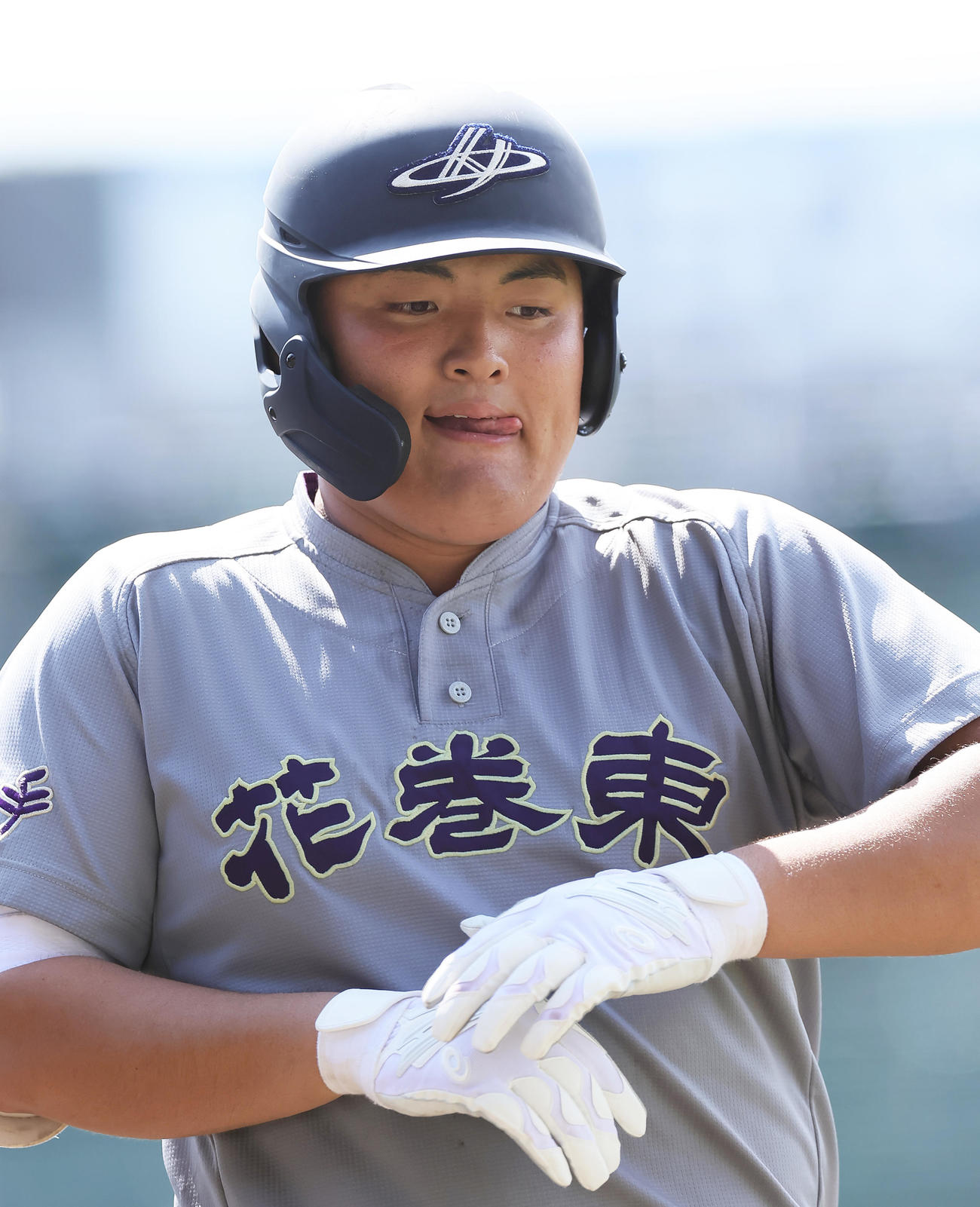 宇部鴻城対花巻東　7回裏花巻東2死一塁、佐々木麟は三塁内野安打を放つ（撮影・足立雅史）