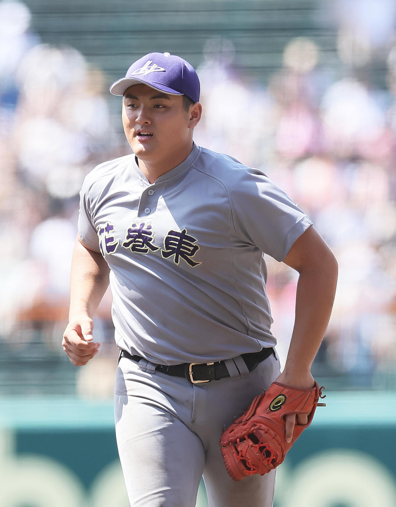 宇部鴻城対花巻東　1回戦に勝利しあいさつへと向かう花巻東・佐々木麟（撮影・足立雅史）