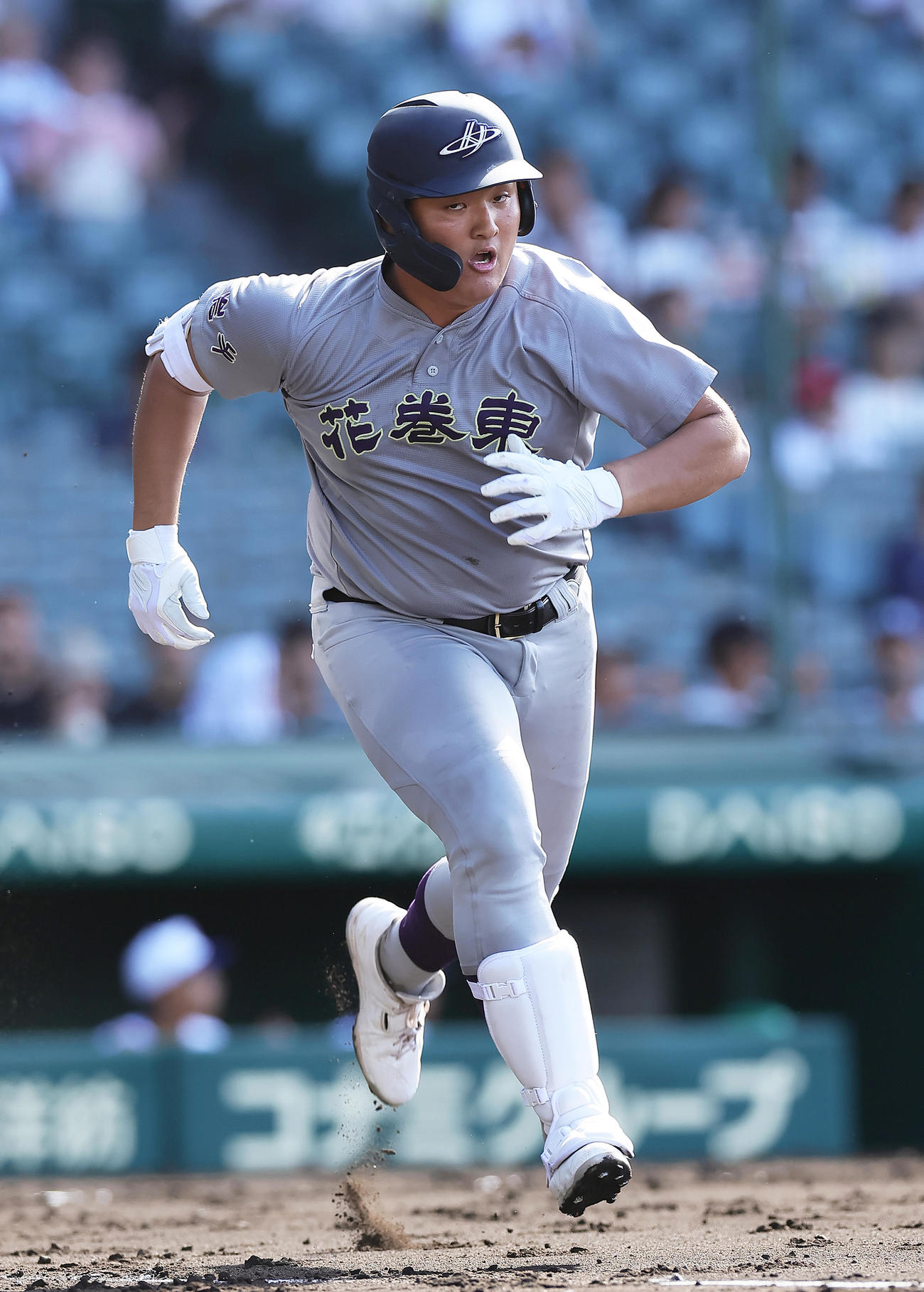 宇部鴻城対花巻東　1回裏花巻東2死、佐々木麟は左前打を放つ（撮影・足立雅史）