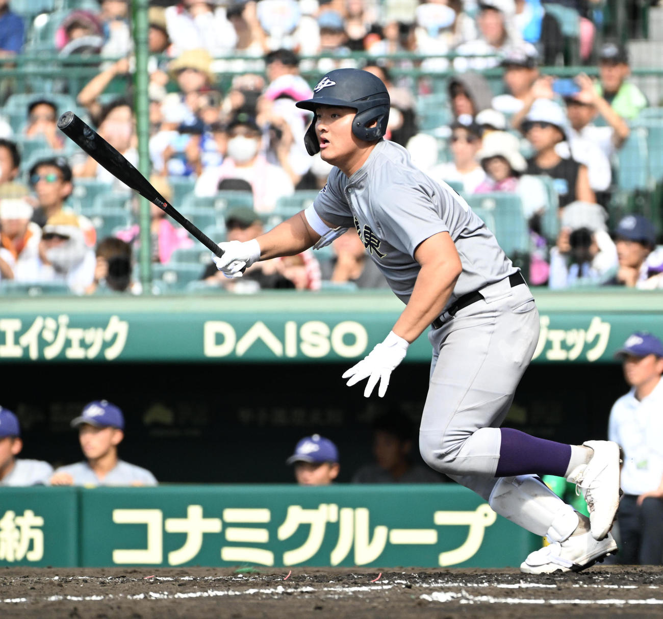 宇部鴻城対花巻東　4回裏花巻東無死二塁、佐々木麟太郎は左前適時打を放つ（撮影・石井愛子）