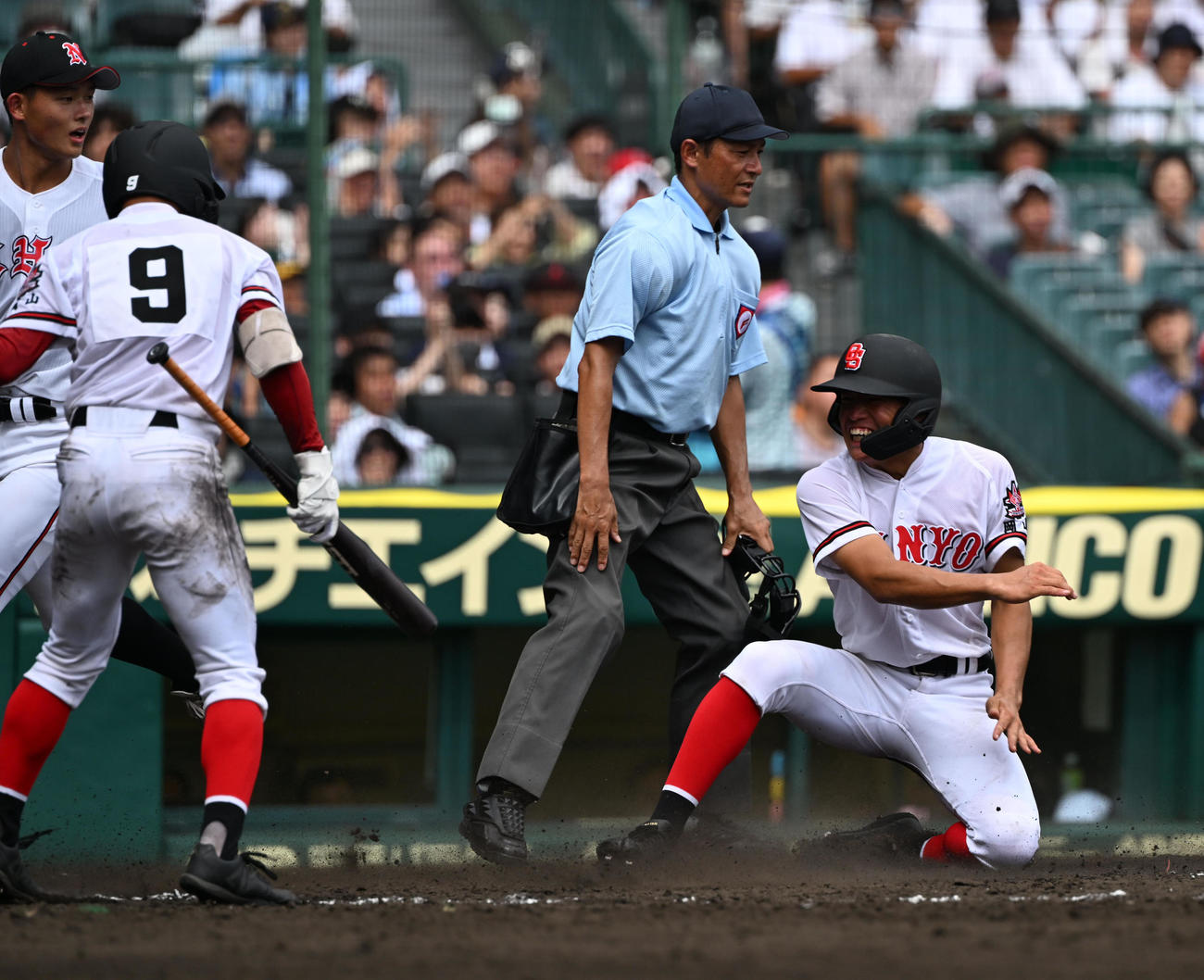 日大山形対おかやま山陽　4回裏おかやま山陽無死一、二塁、菅井の三塁悪送球で生還する一塁走者の山崎（撮影・和賀正仁）