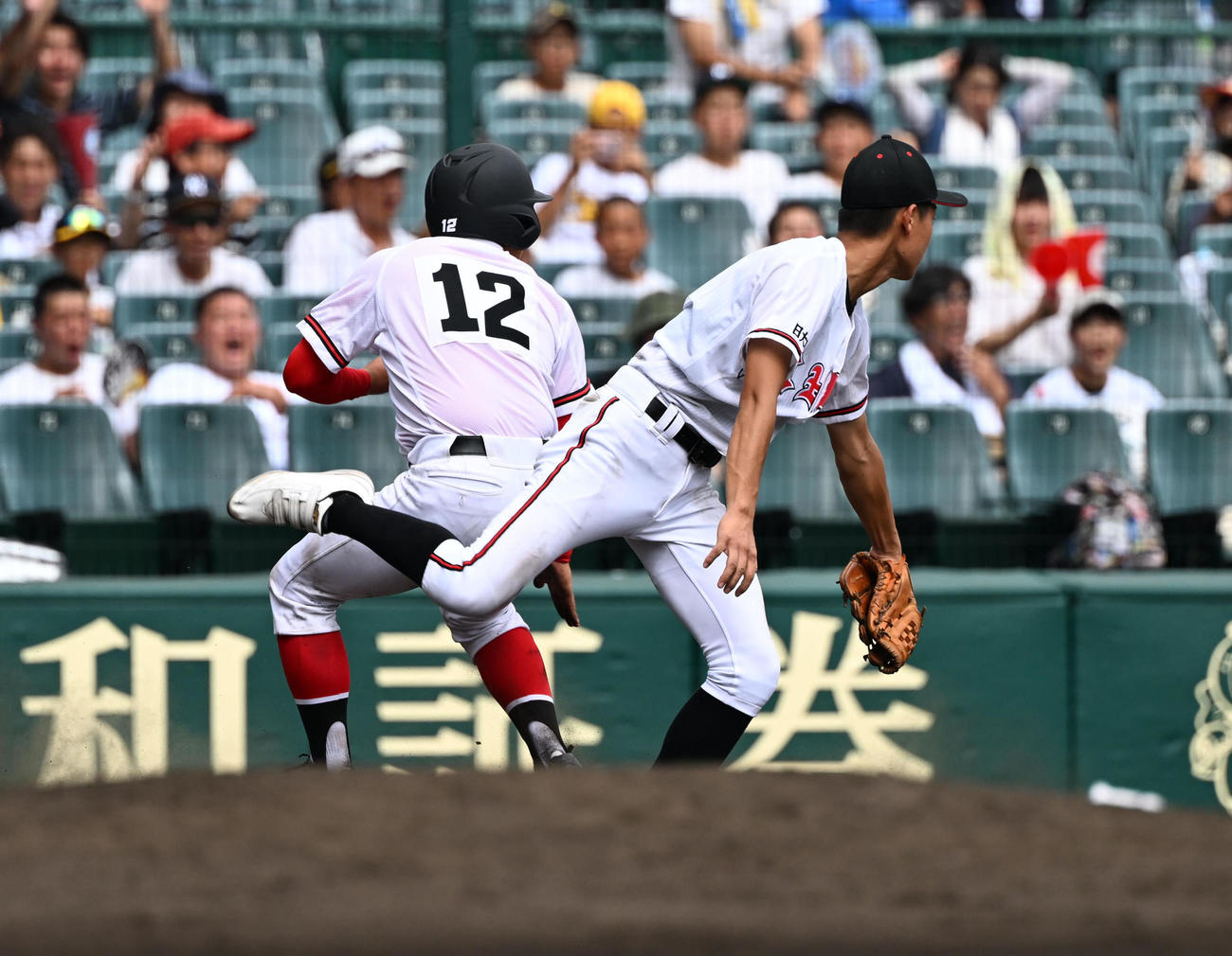 日大山形対おかやま山陽　4回裏おかやま山陽無死一、二塁、田内のバントで三塁に悪送球する菅井、野手は鈴木、走者焔硝岩（撮影・和賀正仁）