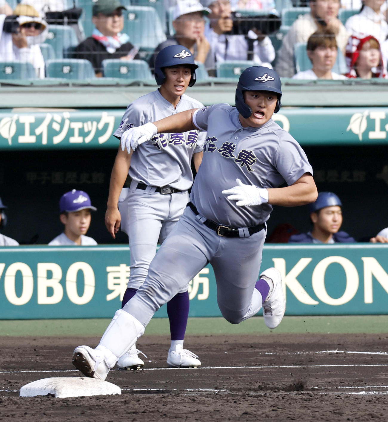 宇部鴻城対花巻東　4回裏花巻東無死二塁、佐々木麟（手前）は先制の左前適時打を放つ（撮影・上山淳一）