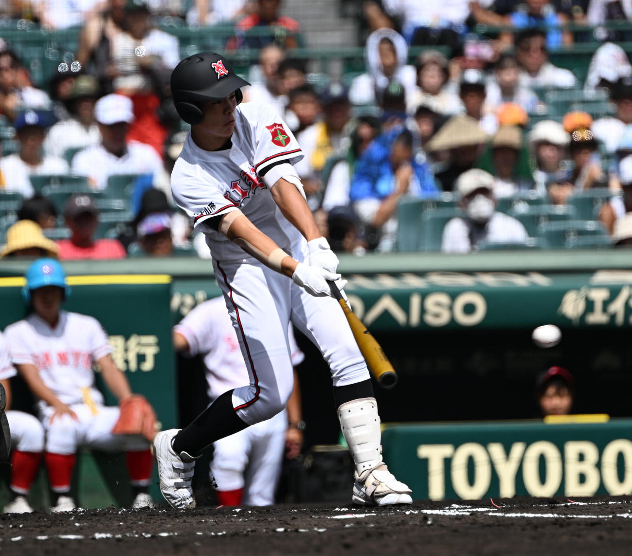 日大山形対おかやま山陽　1回表日大山形1死一、二塁、左前に先制適時打を放つ遠藤（撮影・和賀正仁）