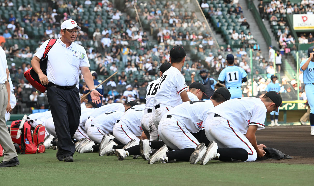 日大山形対おかやま山陽　おかやま山陽に敗れ甲子園の砂を集める日大山形ナイン（撮影・和賀正仁）